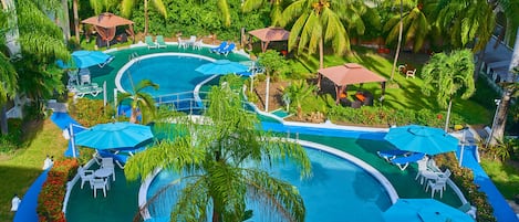 2 albercas al aire libre, sombrillas en la alberca y camastros