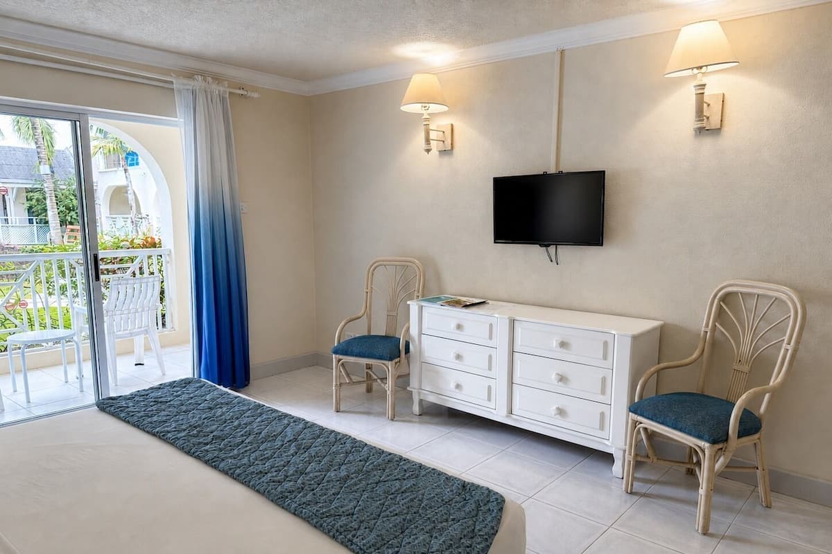 Quarto superior, 1 cama King, sacada, vista para a piscina | Vista da sacada