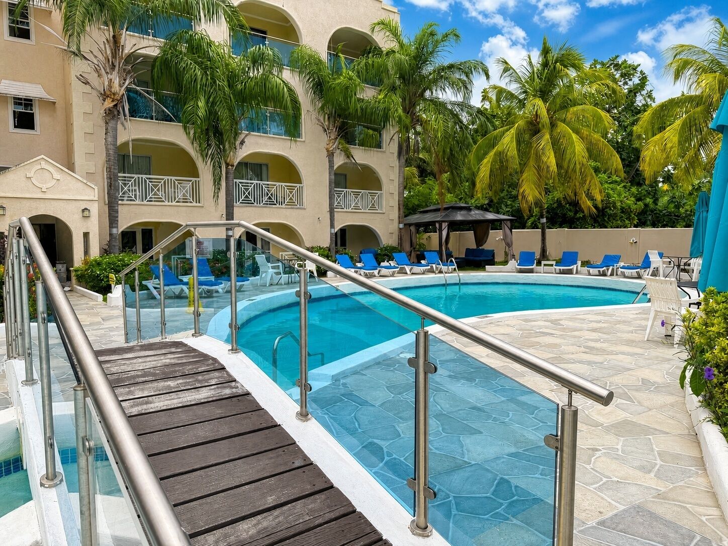 2 piscinas al aire libre, sombrillas, sillones reclinables de piscina