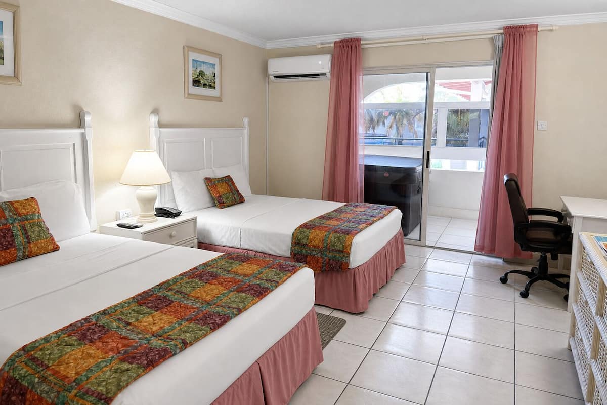 Quarto executivo, 2 camas de casal, banheira de imersão, vista para a piscina | Cofres nos quartos, escrivaninha, Wi-Fi de cortesia, roupa de cama