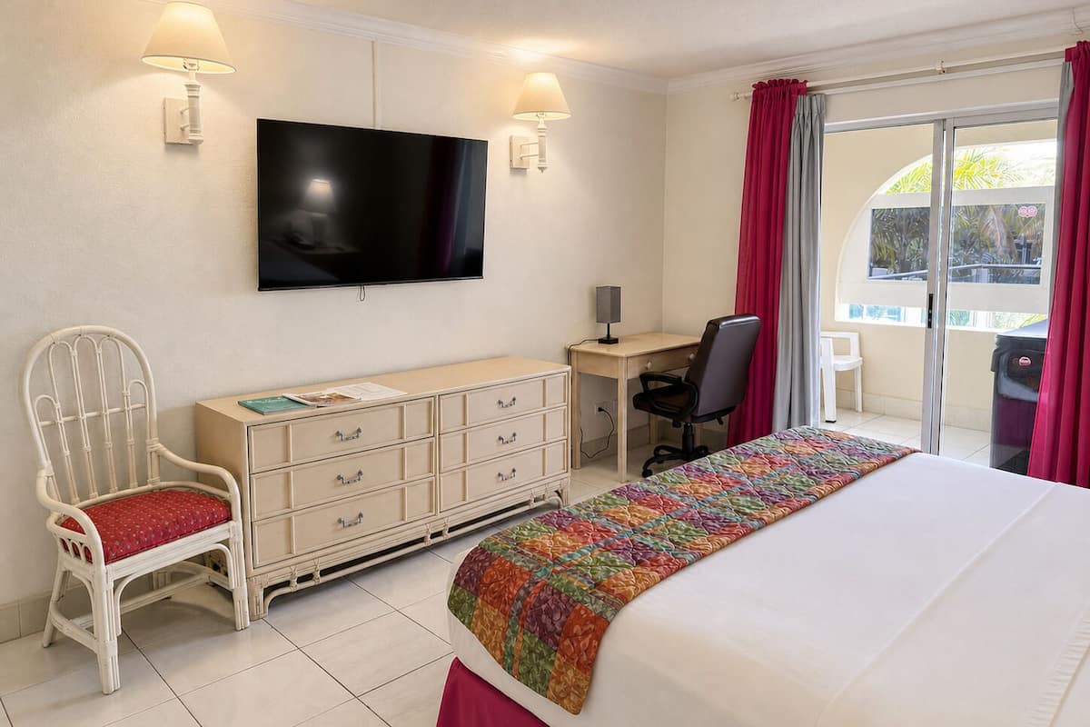 Quarto executivo, 1 cama King, banheira de imersão, vista para a piscina | Cofres nos quartos, escrivaninha, Wi-Fi de cortesia, roupa de cama