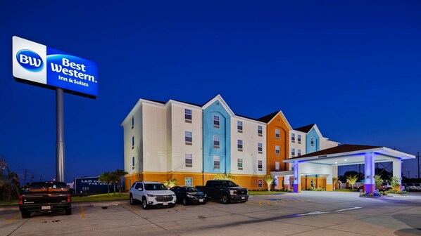 Un hôtel Best Western Inn & Suites doté d’un bâtiment à plusieurs étages, d’un parking et d’un espace extérieur couvert.