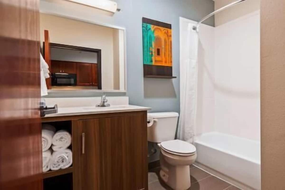 Bathroom | Free toiletries, hair dryer, towels