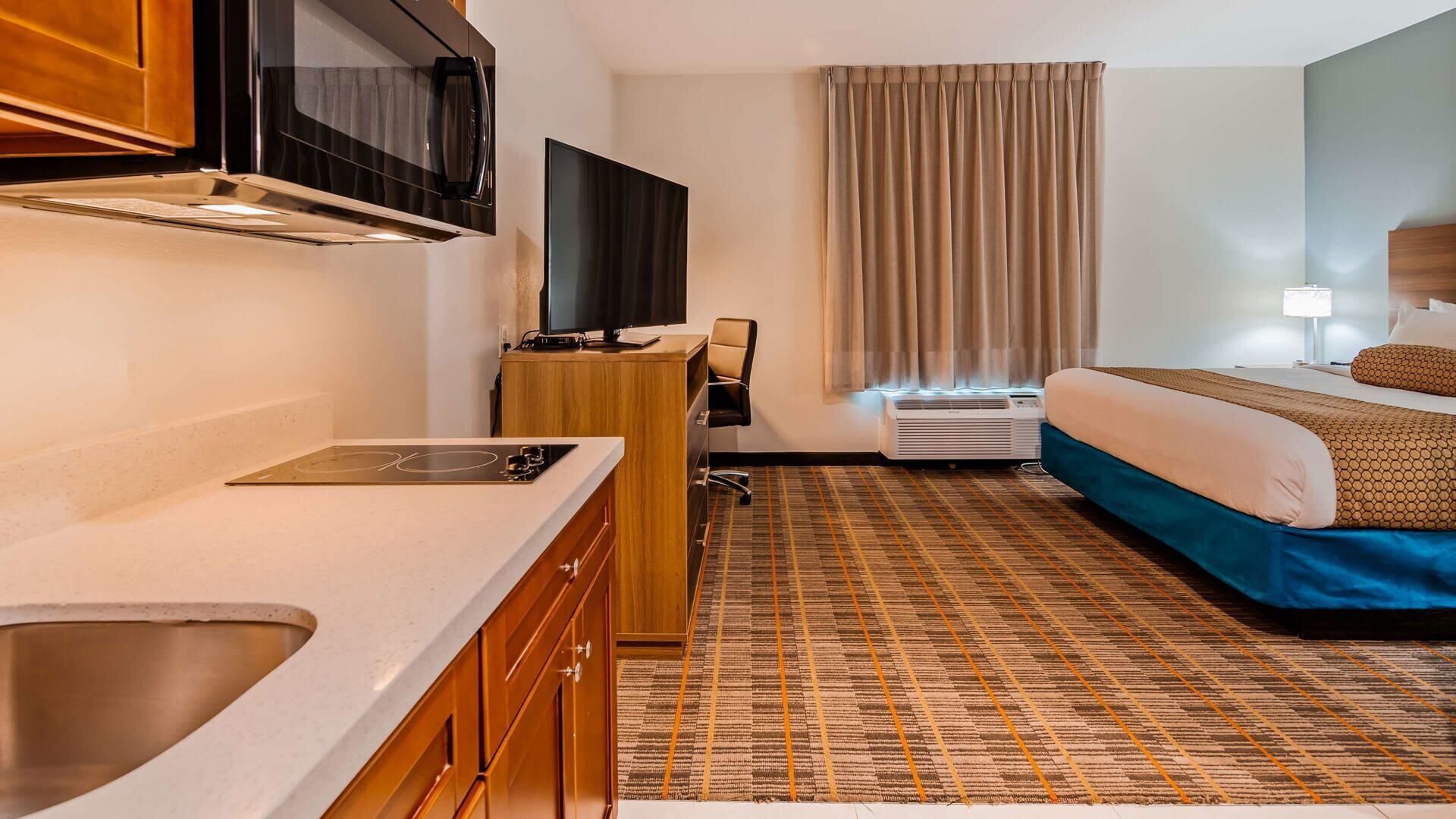 Desk, laptop workspace, iron/ironing board, free WiFi