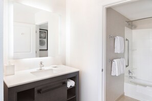 Combined shower/tub, free toiletries, hair dryer, towels
