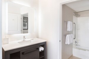 Ducha y bañera combinadas y artículos de higiene personal gratuitos