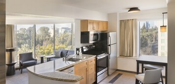 Una cocina moderna con una isla grande, electrodomésticos integrados y vistas a la ciudad.