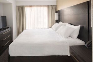 Hochwertige Bettwaren, Schreibtisch, Bügeleisen/Bügelbrett