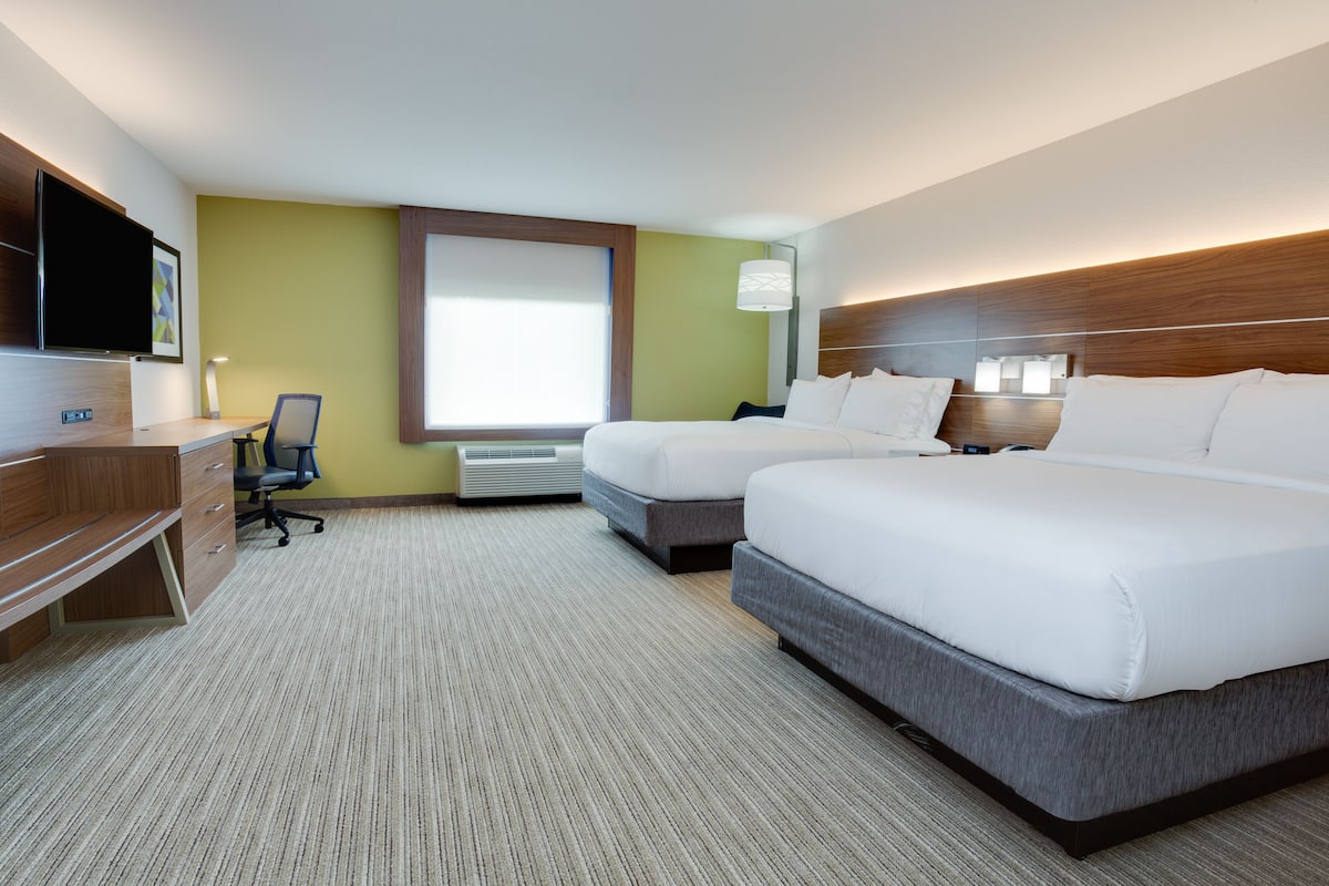 1 camera, una cassaforte in camera, una scrivania, ferro/asse da stiro