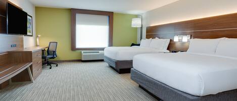 Une chambre d’hôtel avec deux lits, un bureau, une chaise, une télévision et une fenêtre.