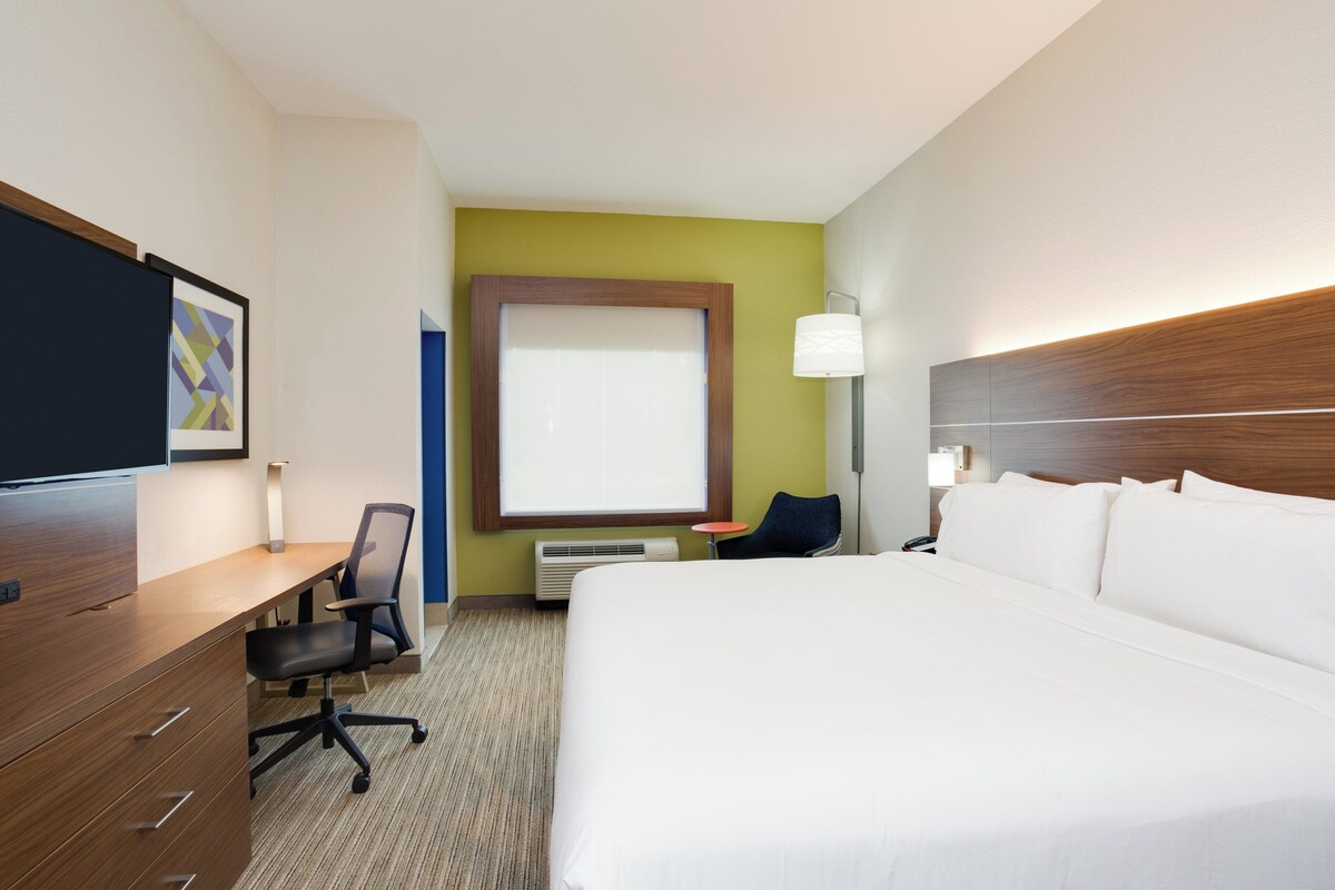In-room safe, desk, iron/ironing board, WiFi (free)
