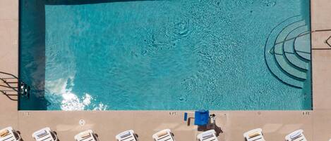 Piscina externa, funciona das 9h às 22h, espreguiçadeiras