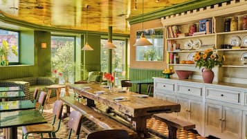 2 restaurantes; se sirve cocina francesa