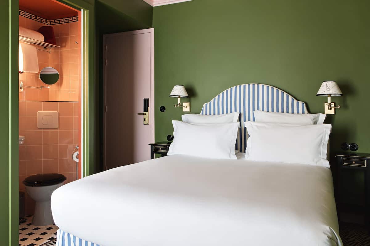 Ropa de cama de alta calidad, colchones con efecto memoria y minibar