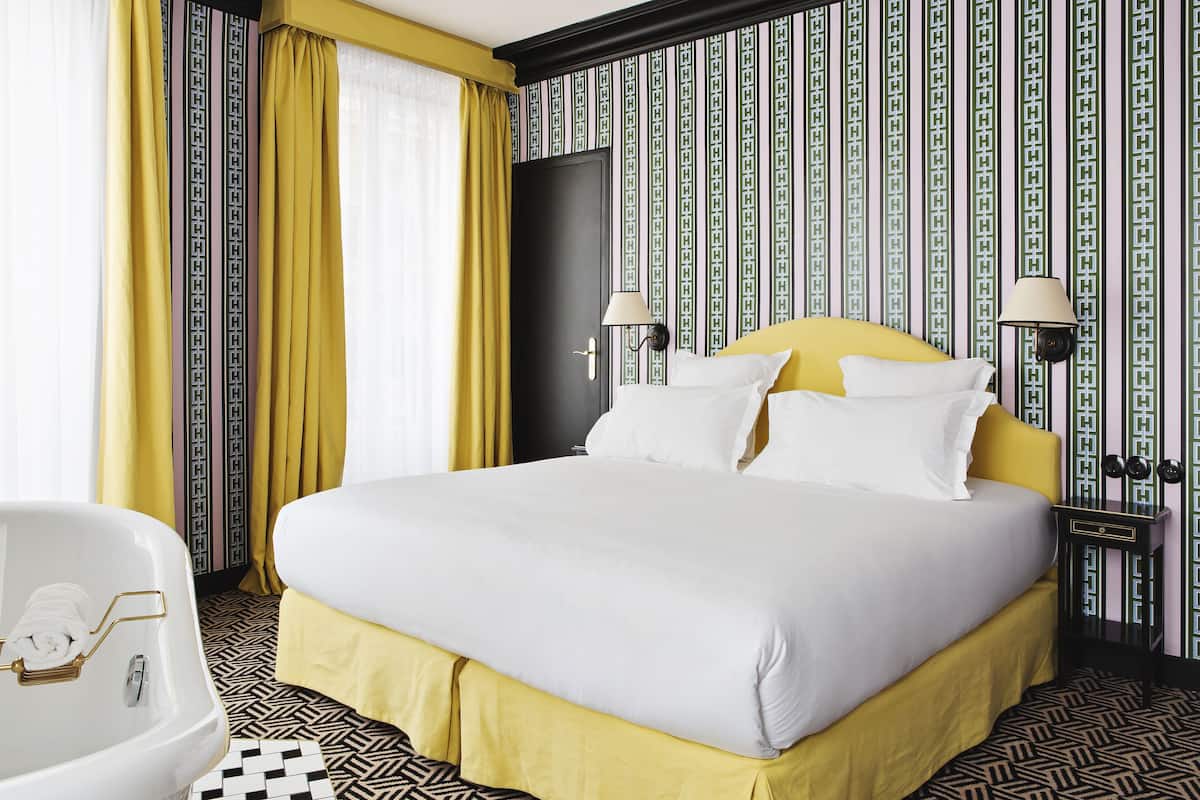 Ropa de cama de alta calidad, colchones con efecto memoria y minibar