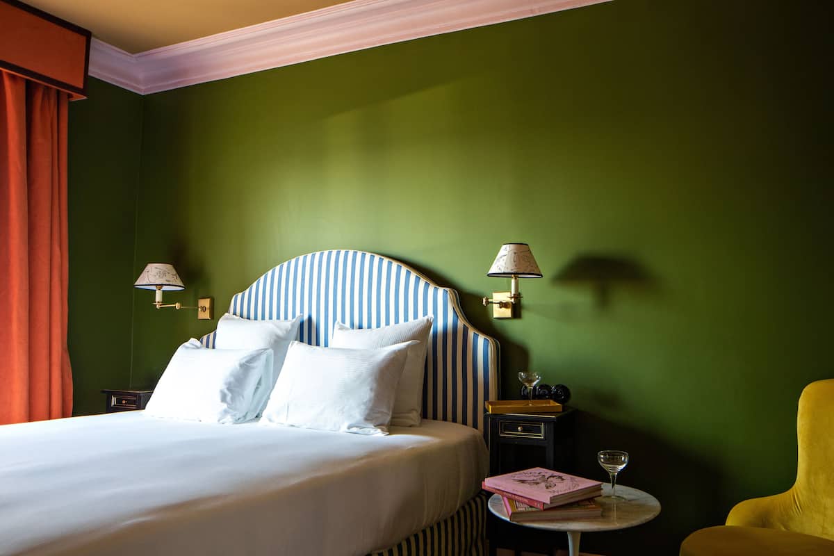 Ropa de cama de alta calidad, colchones con efecto memoria y minibar