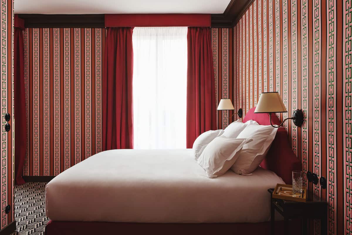 Ropa de cama de alta calidad, colchones con efecto memoria y minibar