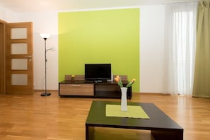 Standard-Apartment, Mehrere Betten | Wohnzimmer | Flachbildfernseher