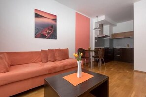 Standard-Apartment, 1 Doppelbett | Bügeleisen/Bügelbrett, kostenlose Babybetten, kostenloses WLAN