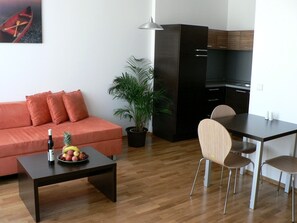 Standard-Apartment, 3 Einzelbetten | Wohnbereich | Flachbildfernseher