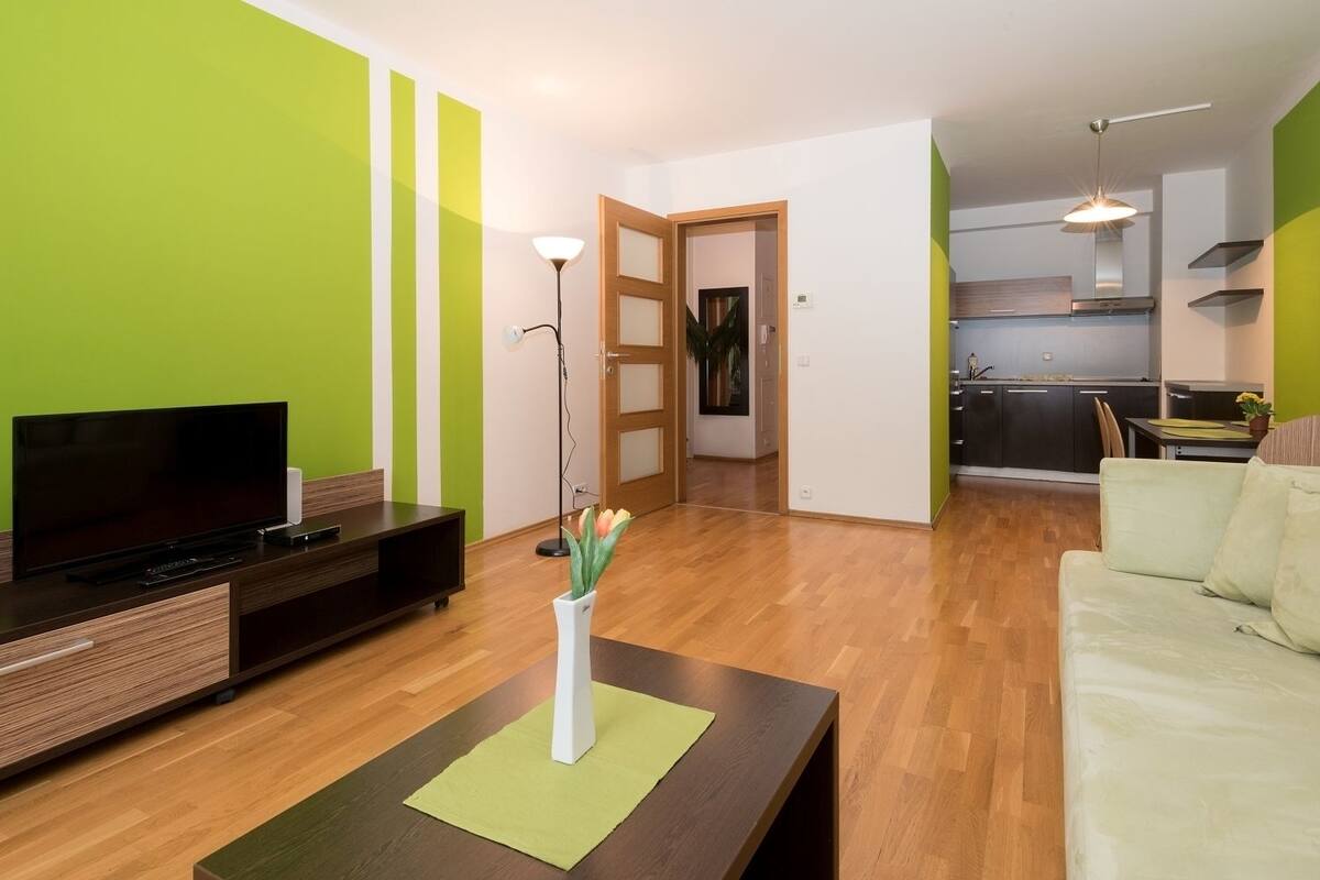 Standard-Apartment, 3 Einzelbetten | Wohnzimmer | Flachbildfernseher