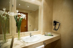 A bathroom with a sink, mirror, and a towel rack. - Leflet Valme (Dos Hermanas)