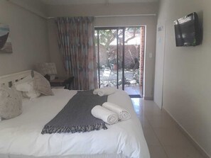 Joycelyn 2 | Premium bedding, Select Comfort beds, individually decorated - Bluewater Beachfront Guesthouse (Gqeberha (Port Elizabeth))