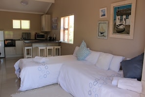 Joycelyn Family Unit (15) | Living area | 80-cm Smart TV with cable channels, TV - Bluewater Beachfront Guesthouse (Gqeberha (Port Elizabeth))