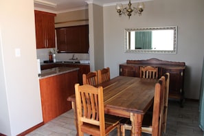 Seaview 2 Bedroom Flat (B+B/S Catering)  | Living area | 80-cm Smart TV with cable channels, TV - Bluewater Beachfront Guesthouse (Gqeberha (Port Elizabeth))