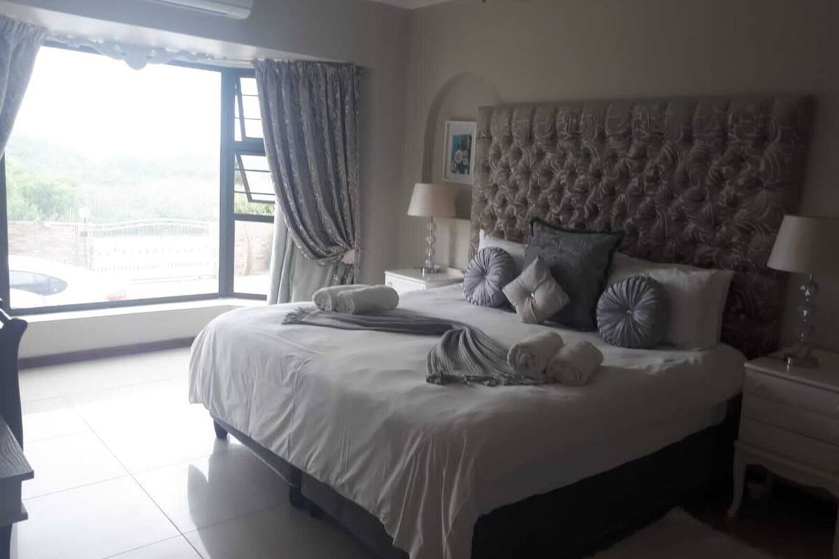 Africa Room | 高級寢具、Select Comfort 床墊、筆電工作空間、遮光布/窗簾