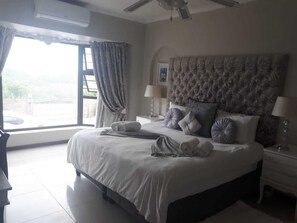 Africa Room | Premium bedding, Select Comfort beds, individually decorated - Bluewater Beachfront Guesthouse (Gqeberha (Port Elizabeth))