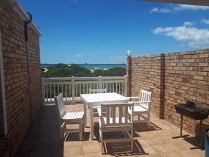 Terrace/patio - Bluewater Beachfront Guesthouse (Gqeberha (Port Elizabeth))