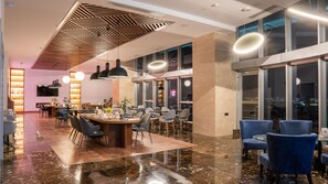 2 restaurants, serveren ontbijt