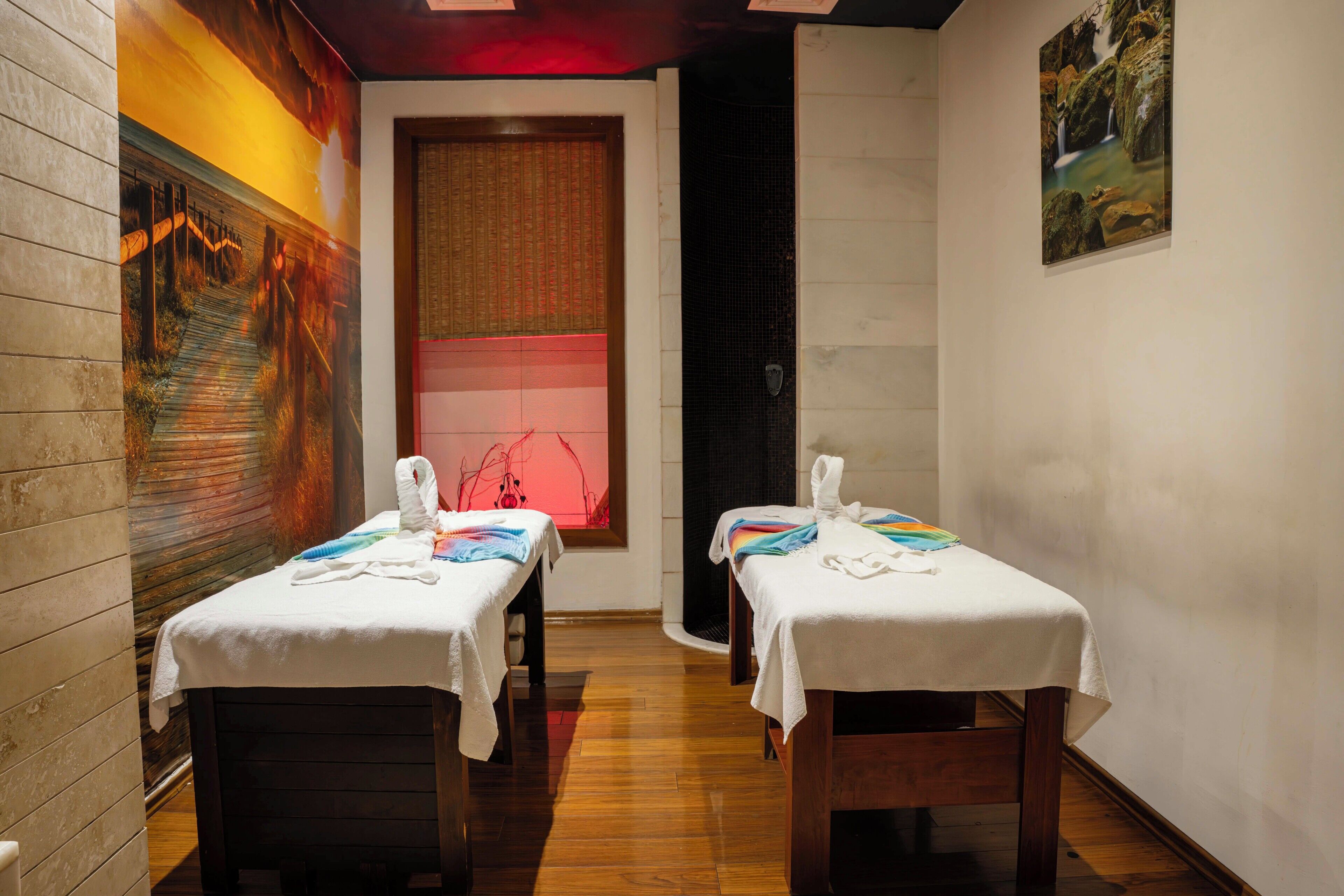 Soins de manucure et de pédicure, massages