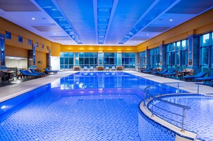 2 piscinas cubiertas, una piscina al aire libre de temporada