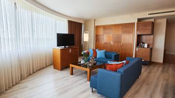 Suíte júnior, 1 cama King | Área de estar | TV LED