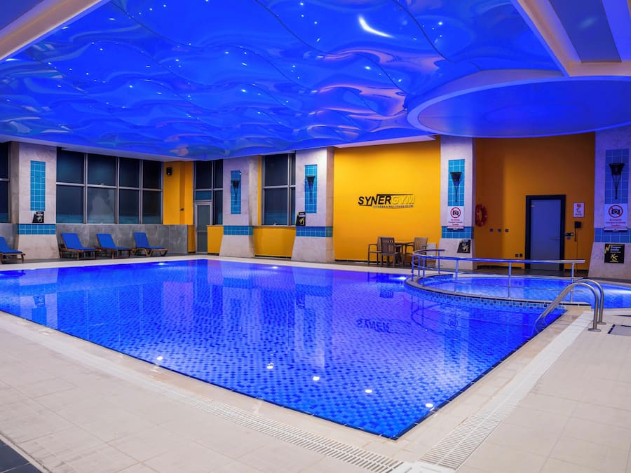 2 piscinas cubiertas, una piscina al aire libre de temporada