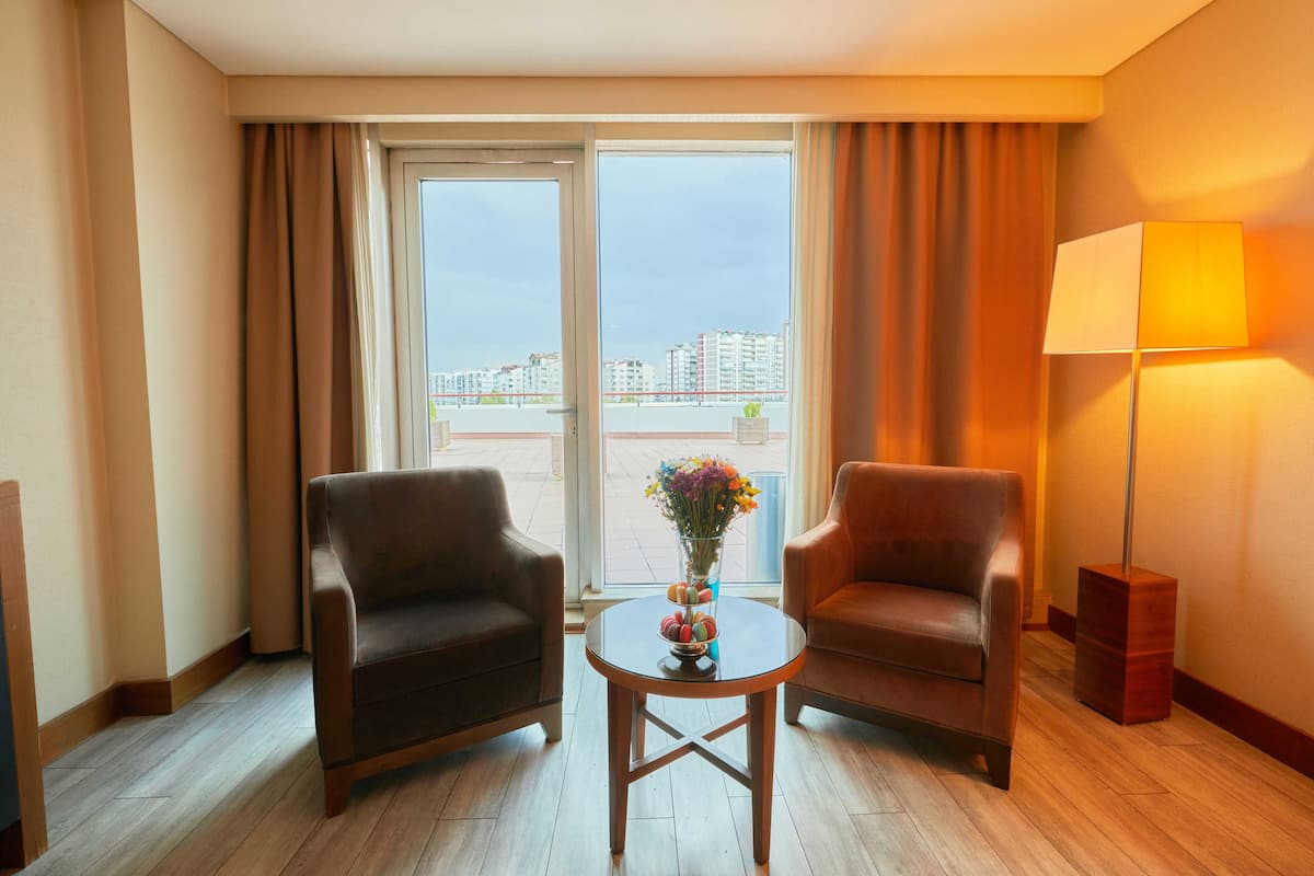 family room, 1 king bed | 1 bedroom, minibar, in-room safe, desk
