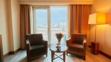 Minibar, coffres-forts dans les chambres, bureau