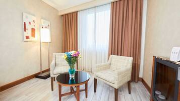 Minibar, coffres-forts dans les chambres, bureau