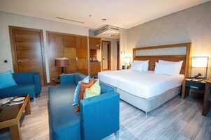 Junior Suite, 1 King Bed | Minibar, in-room safe, desk, iron/ironing board