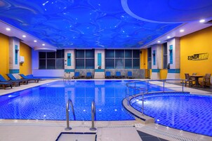 2 piscinas techadas, una piscina al aire libre de temporada