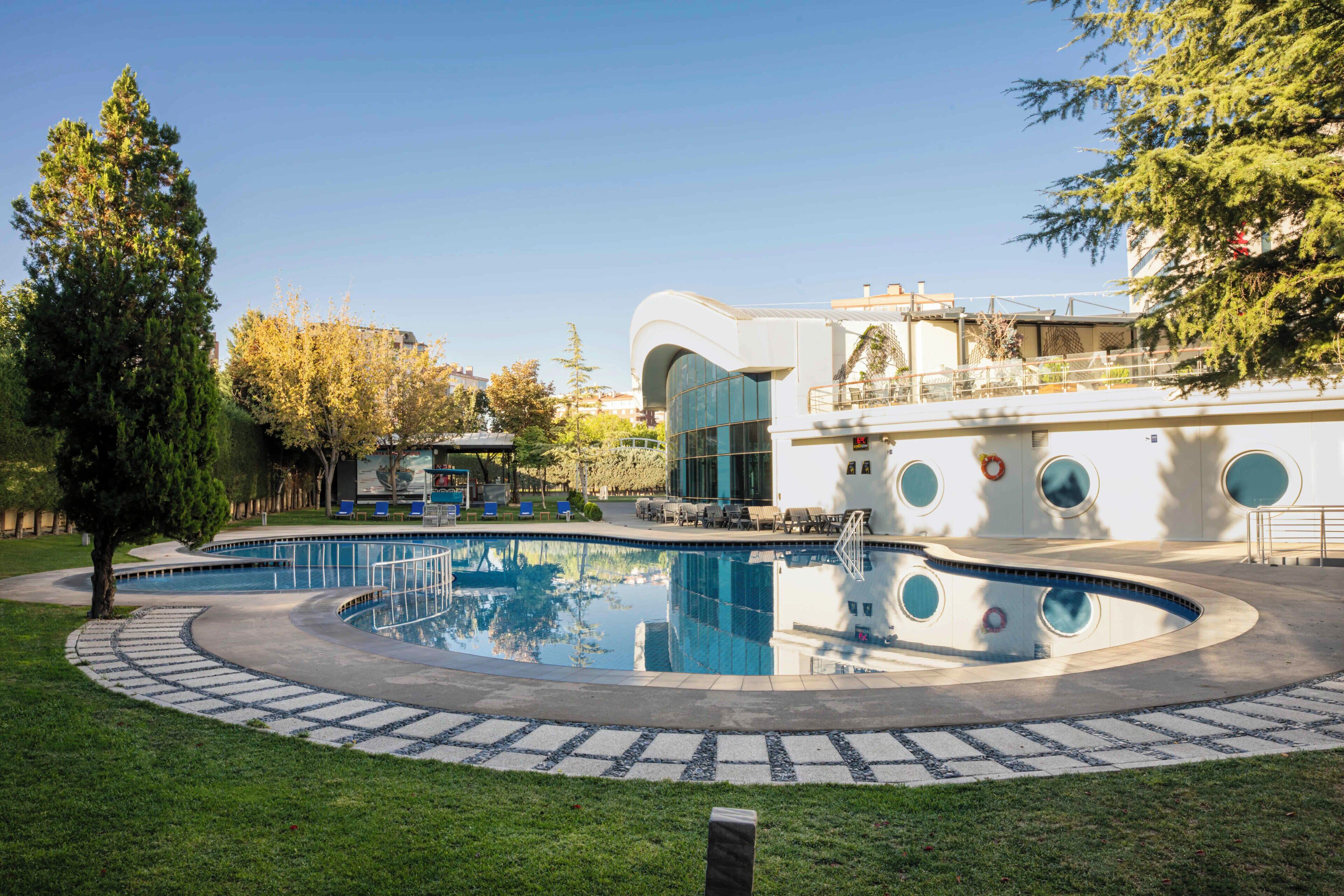 2 piscines couvertes, piscine extérieure (ouverte en saison)