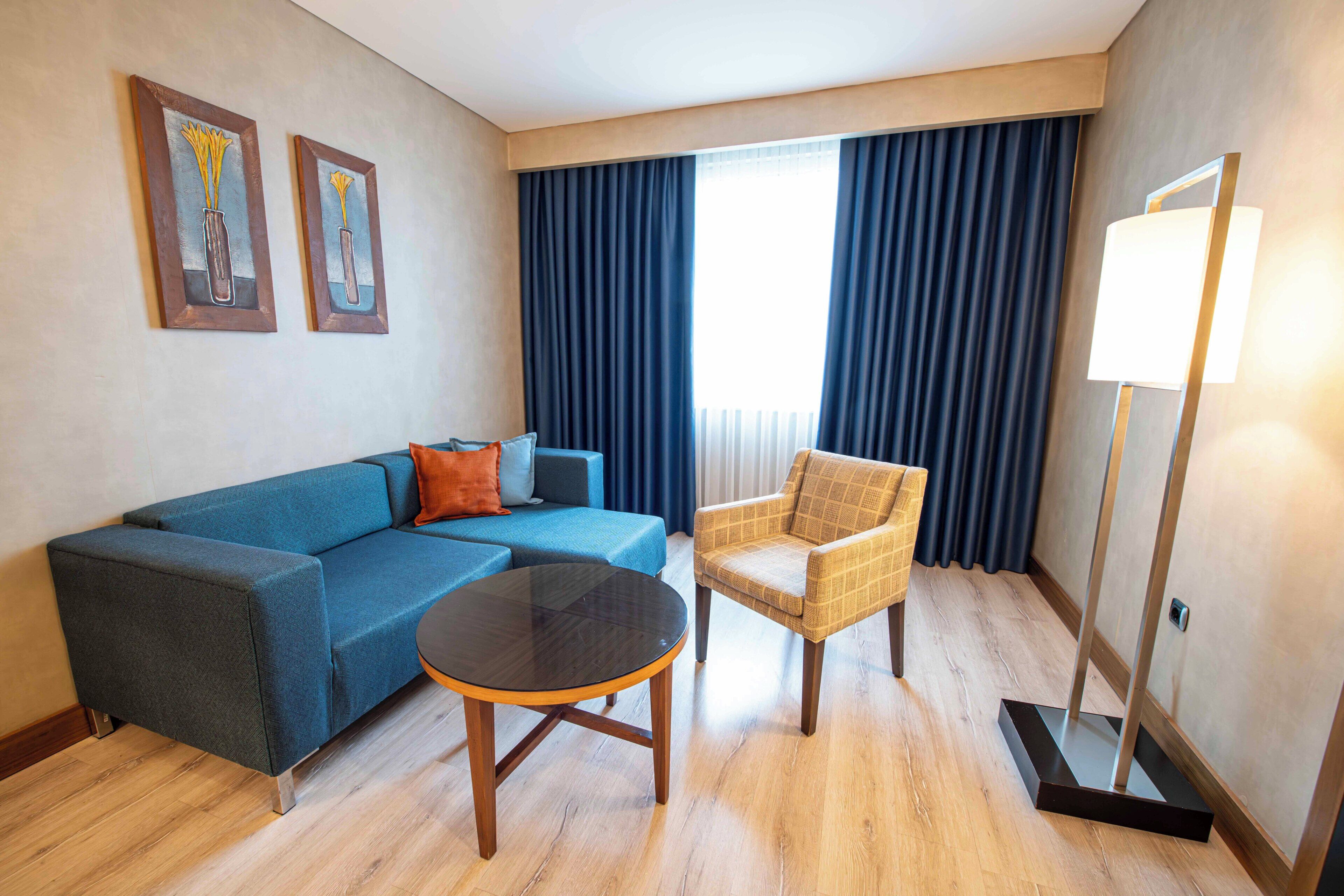 Deluxe kamer, 1 kingsize bed | Een minibar, een kluis op de kamer, een bureau