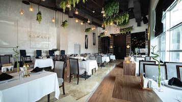 2 restaurants servant le petit déjeuner, le déjeuner et le dîner