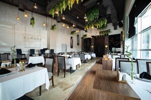 2 restaurants; breakfast, lunch, and dinner served - Dedeman Konya Hotel And Convention Center (Konya)