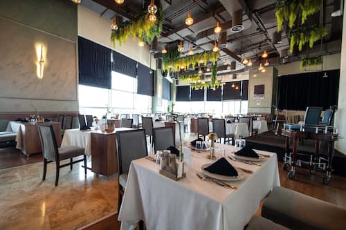 2 restaurants servant le petit déjeuner, le déjeuner et le dßner