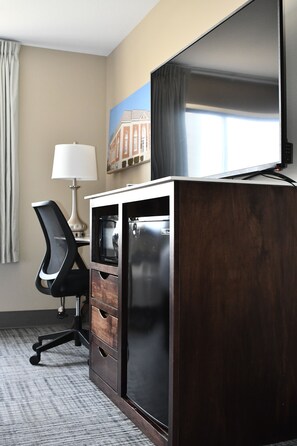 Escritorio, espacio para trabajar con laptop y cortinas blackout 