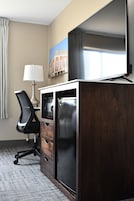 Escritorio, espacio para trabajar con laptop y cortinas blackout