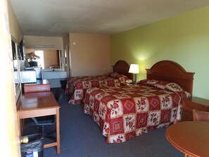 Bureau, rideaux occultants, fer et planche à repasser